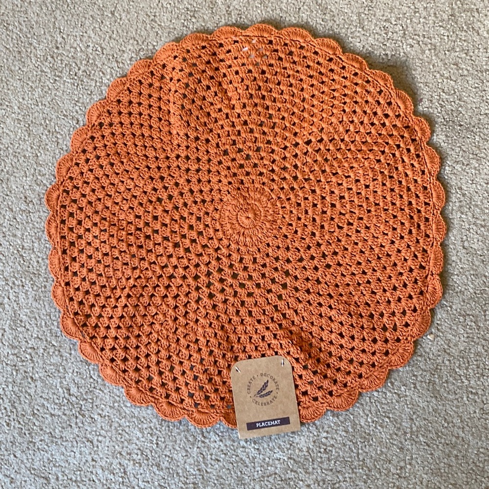 Cossete 16 inch round placemat